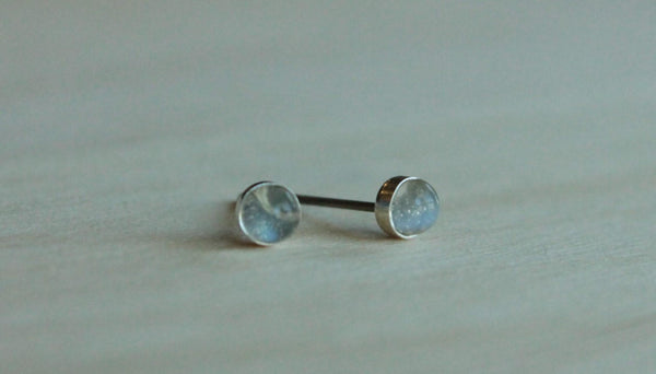 Adularia (Blue Flash Ceylon Moonstone) Bezel Gemstones, Small (Niobium or Titanium Stud Earrings) - Pretty Sensitive Ears