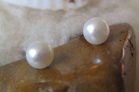 Classic Pearls, Small (Your Choice: Niobium, Titanium, Surgical Steel Studs for Sensitive Ears) - Pretty Sensitive Ears