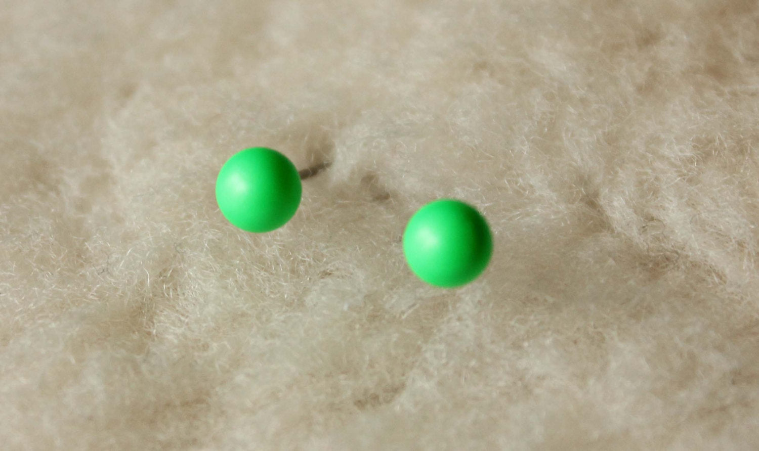 Neon Green Swarovski Pearls (Titanium / Niobium / Surgical Steel Stud Earrings) - Pretty Sensitive Ears