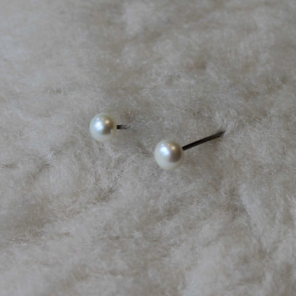 Classic Pearls, Med (Niobium, Titanium, Surgical Steel Stud Earrings) - Pretty Sensitive Ears